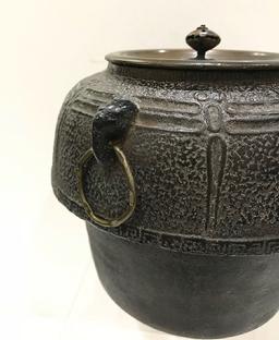 Antique Japanese Iron Tea Ceremony Kettle with Bronze Lid-Signed Ryubundo zo - View of the Handle and Ring