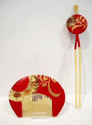 Antique Japanese Red/Gold Lacquered Kushi (Comb) Kanzashi (Hairpin) Set Inlaid with Aogai - Reverse View